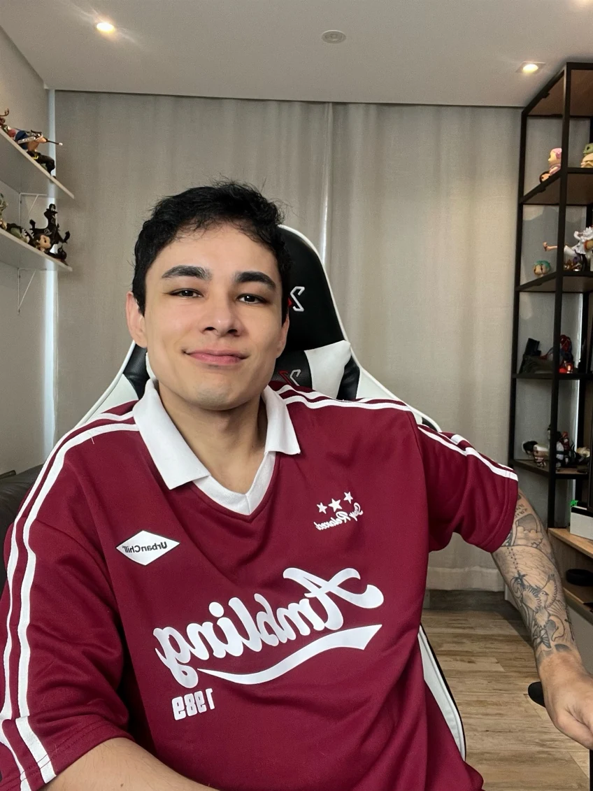 Andre Yukio en su oficina en casa